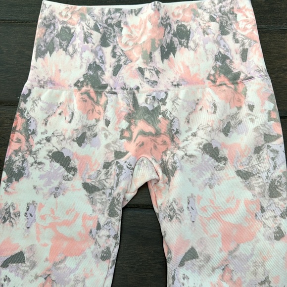 ❤️3/$30 Breezies Tummy Smoothing Seamless 3/4 Cropped Leggings - Picture 2 of 9